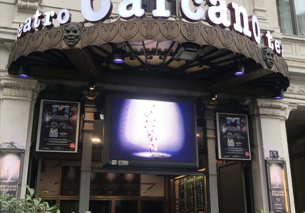 Ingresso del Teatro Carcano Milano